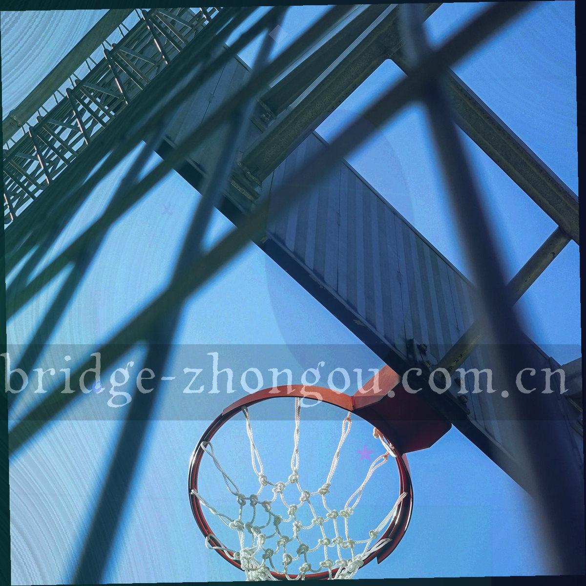 战术板上手绘的跑动路线与箭头，保留粉笔的粗糙质感